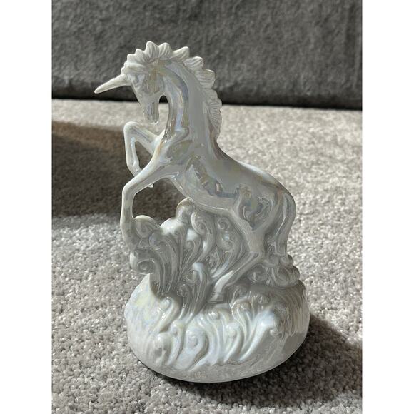 Vintage White Iridescent Rearing Unicorn Rotating Music Plays Camelot Aldon 1987 - Picture 1 of 9